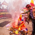 Una imagen de la concentración ultra del Doce de Octubre del 2016, en Barcelona, en la que se quemaron banderas independentistas.-/ JOAN CORTADELLAS