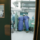 Los cirujanos comienzan a preparar al paciente en el quirófano antes de que llegue el corazón del donante . / ICAL-