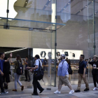 Tienda de Apple en Tokio, este viernes, día del lanzamiento del iPhone 7.-FRANK ROBICHON / EFE