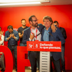 Carlos Martínez celebra el triunfo junto a Ángel Hernández. MARIO TEJEDOR