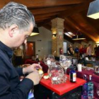 Una veintena de profesionales de la hostelería de Soria participó ayer en un curso de preparación de gin tonics que fue impartido por Patxi Troitiño y el soriano Óscar Lafuente. La actividad, que se celebró en una sala de El