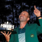 Sergio García señala al cielo tras recoger el trofeo de ganador del Masters 2017-MIKE SEGAR