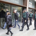 La Guardia Civil, a la entrada de las oficinas de BIMSA, en la calle Bolivia de Barcelona.-FERRAN NADEU