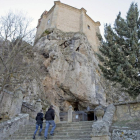 Turistas en la ermita de San Saturio.-Valentín Guisande