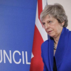 La primera ministra británica, Theresa May,  a su llegada a una rueda de prensa tras la cumbre de los Veintisiete celebrada en Bruselas este domingo.-OLIVIER HOSLET (EFE)