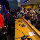 Pep Guardiola, rodeado de periodistas, antes de comenzar la rueda de prensa previa a la semifinal europea en el Camp Nou.-JORDI COTRINA