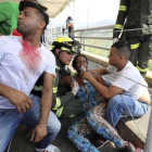 Una mujer afectada por los gases lacrimógenos es atendida por sus compañeros en el puente inetrnacional Simón Bolívar, en Cúcuta (Colombia), el 23 de febrero del 2019.-AP / FERNANDO VERGARA