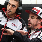 Fernando Alonso dialoga con uno de los ingenieros de pista del equipo Toyota, en el último entrenamiento de ayer en Le Mans.-EFE / JAMES MOY