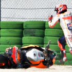 Marc Márquez sale corriendo a pie, disparado, a buscar su segunda moto tras caerse en Misano.-TIZIANA FABI