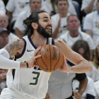 Ricky Rubio se prepara para repartir juego entre sus compañeros.-GENE SWEENEY JR. (AFP)