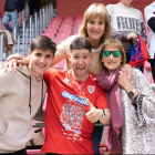 El futbolista numantino junto a su hermano Unai, su madre Garbiñe y su tía Agurtzane. HDS