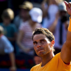 Rafa Nadal saluda al publico de la pista central del Godó-/ JORDI COTRINA
