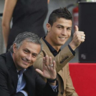 José Mourinho y Cristiano Ronaldo, en una entrega de premios del 2011.-EFE / JAVIER LIZÓN