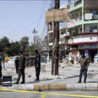 Varios policías inspeccionan el lugar donde se produjo otro atentado terrorista en Bagdad, el pasado 27 de septiembre, en el que murieron 15 personas.-AHMED JAL