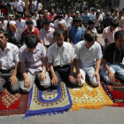 Hombres uigures rezan en una mesquita en Urumqi, en el oesta de la provincia china de Xinjiang.-AP