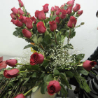 Una florera prepara un ramo de rosas rojas para el día de los enamorados. / ÚRSULA SIERRA-