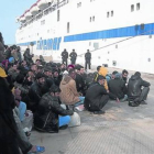 Grupos de inmigrantes esperan a ser trasladados desde Lampedusa a Sicilia.-Foto: ANA ALBA