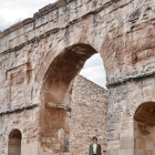 El modelo posa junto al arco romano de la localidad.-Cedida