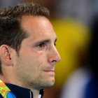 El pertiguista francés Renaud Lavillenie no puede reprimir las lágrimas durante la ceremonia de entrega de medallas.-FRANCK FIFE / AFP