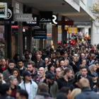 Oxford Street, en Londres, atestada de geste durante el Black Friday.-AFP / DANIEL LEAL-OLIVAS