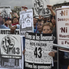 Manifestación reclamando la aparición de los normalistas-YURI CORTEZ (AFP)