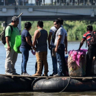 Un grupo de inmigrantes cruza el río Suchiate en unos neumáticos.-ORLANDO SIERRA / AFO