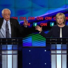 Los candidatos demócratas, Hillary Clinton y Bernie Sanders, en Las Vegas.-AFP / JOHN HANER
