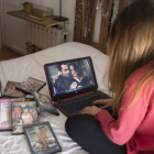 Una joven entra en una web de videos pornográficos en la habitación de su casa.-JOSEP GARCIA