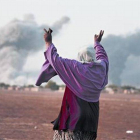 Una mujer kurda celebra un ataque aéreo de la coalición contra el EI en Kobani.-Foto: AP / LEFTERIS PITARAKIS