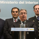 El ministro de Interior Juan Ignacio Zoido, durante la firma de un acuerdo de equiparación salarial con los sindicatos policiales y asociaciones de la Guardia Civil. /-DAVID CASTRO