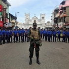 Agentes de policía blindan el acceso a una de las iglesias atacadas en Sri Lanka.-REUTERS