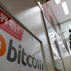 Logo de bitcoin en una tienda de Tokio (Japón).-REUTERS / KIM KYUNG-HOON