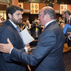 Fernando López Miras (izquierda) saluda a Pedro Antonio Sánchez en la Asamblea de Murcia.-EFE / MARCIAL GUILLÉN