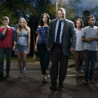 Imagen promocional de la serie Mr Mercedes, con el actot protagonista, Brendan Gleeson, en el centro.-AXN