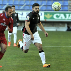 Asier Villalibre con Unai Medina en el partido de la temporada pasada entre Numancia y Bilbao Athletic.-Diego Mayor