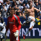 Zlatan Ibrahimovic celebra su primer gol en Estados Unidos.-AFP