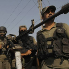 Militares paquistanís toman posiciones en la base atacada.-AP / MOHAMMAD SAJJAD