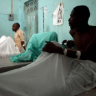 Pacientes de cólera en un hospital de Puerto Príncipe, capital de Haití, en el año 2014.-AFP / HECTOR RETAMAL