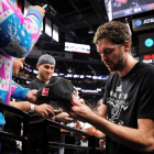 Pau Gasol firma un autógrafo a un seguidor antes del partyido contra los Chicago Bulls.-EFE