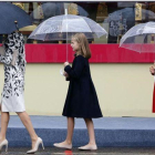 Letizia y sus  hijas, la princesa Leonor y la infanta Sofía, llegan en fila india al desfile militar del 12 de octubre.-JUAN MANUEL PRATS