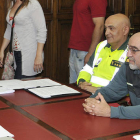 El capitán de Tráfico, Domingo Bonilla,el segundo por la derecha en la Subdelegación. / VALENTÍN GUISANDE-