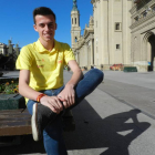 El fondista del Scorpio Carlos Mayo posa  en la Plaza del Pilar.-- Foto: R. M.