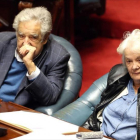 Topolansky (derecha) y Mujica, expresidente y ahora senador, en una sesión parlamentaria, en Montevideo, el 13 de septiembre-EFE / RAÚL MARTÍNEZ