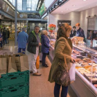 Una mujer comprando en el mercado.-FERRAN SENDRA (EL PERIÓDICO)