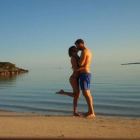Taylor Swift y Calvin Harris se dan un beso en la playa, en una imagen de Instagram.-INSTAGRAM