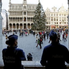 La policía belga vigila la Grand Place de Bruselas.-FRANCOIS LENOIR / REUTERS