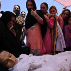 Varias personas transgénero, ante el cadáver de la activista Alesha.-EFE / ARSHAD ARBAB