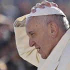 Francisco llega a la plaza de San Pedro del Vaticano para presidir la audiencia general de los miércoles, esta mañana.-EFE / GIORGIO ONORATI