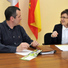 El director de Agrarias, Luis M. Bonilla, junto a la presidenta del PP de Soria, Marimar Angulo. / VALENTÍN GUISANDE-