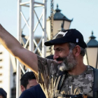 El líder opositor armenio, Nikol Pashinyan, durante una de las manifestaciones en Yereván.-/ REUTERS / GLEB GARANICH